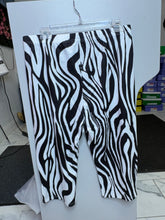 Load image into Gallery viewer, Printed Capris
