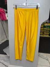 Load image into Gallery viewer, Solid color Capris
